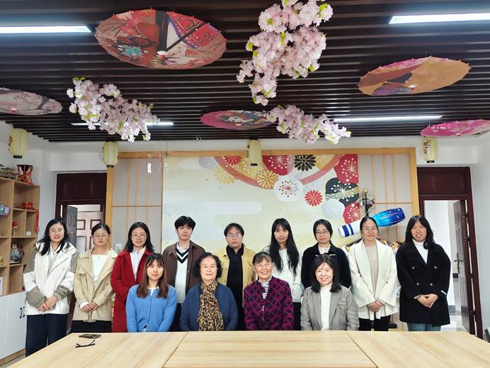 一群人站在台上 中度可信度描述已自动生成