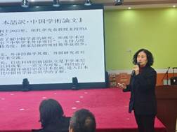 男人和女人靠在一起站着AI 生成的内容可能不正确。