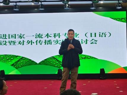 图片包含 男人, 院子, 球拍, 站AI 生成的内容可能不正确。