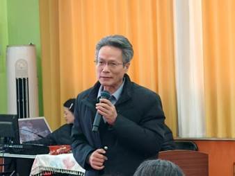 穿着西装笔挺的男子正在演讲AI 生成的内容可能不正确。