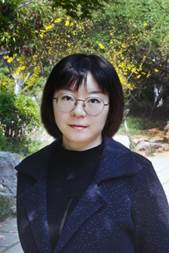 穿着西装笔挺的女子描述已自动生成