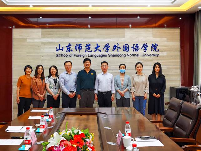 一群人站在桌子边描述已自动生成