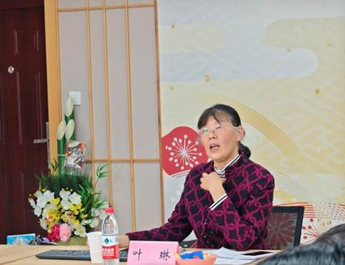 图片包含 室内, 人, 桌子, 女人 描述已自动生成