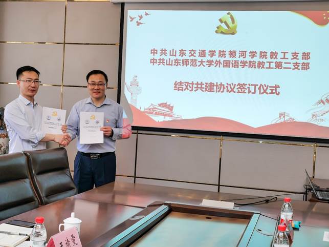 几个人在桌子前低可信度描述已自动生成